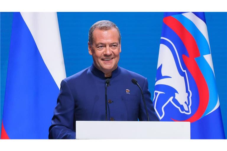 Parteichef Dmitri Medwedew lacht, auch wenn ihm nicht immer zum Lachen ist.