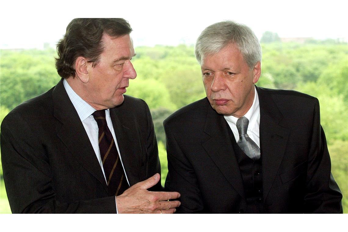 Ungewöhnliche Karrieren: Quereinsteiger im Bund Parteilos in den Bundestag: 1998 wurde der Industrieberater Werner Müller (r) von Gerhard Schröder zum Bundeswirtschaftsminister ernannt. (Archivbild)