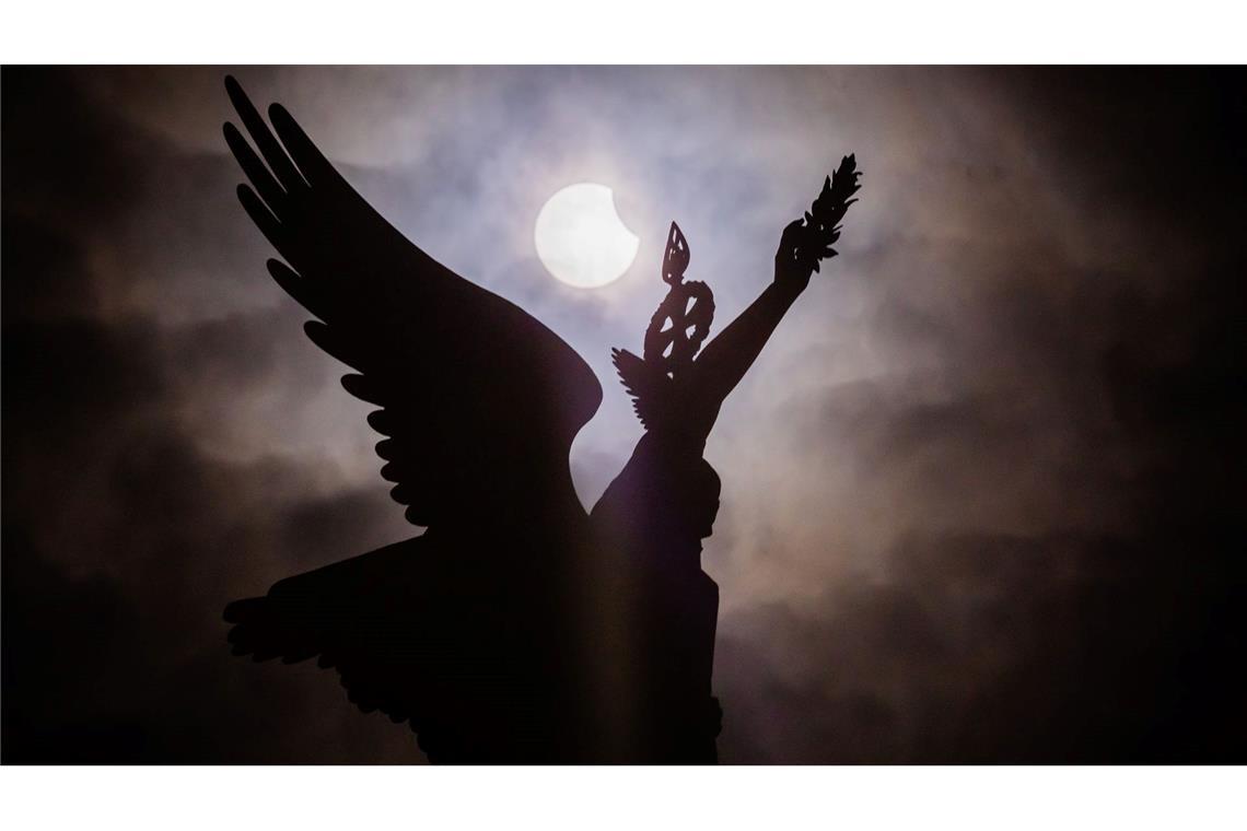 Bilder des Tages Partielle Sonnenfinsternis über der Siegessäule in Berlin