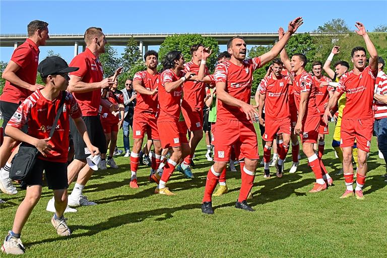 Partystimmung unter dem Murrtal-Viadukt. Mit einem 3:1 im Abstiegsfinale gegen Rielasingen-Arlen sicherten sich die Fußballer der TSG Backnang den Oberliga-Verbleib. Foto: Tobias Sellmaier