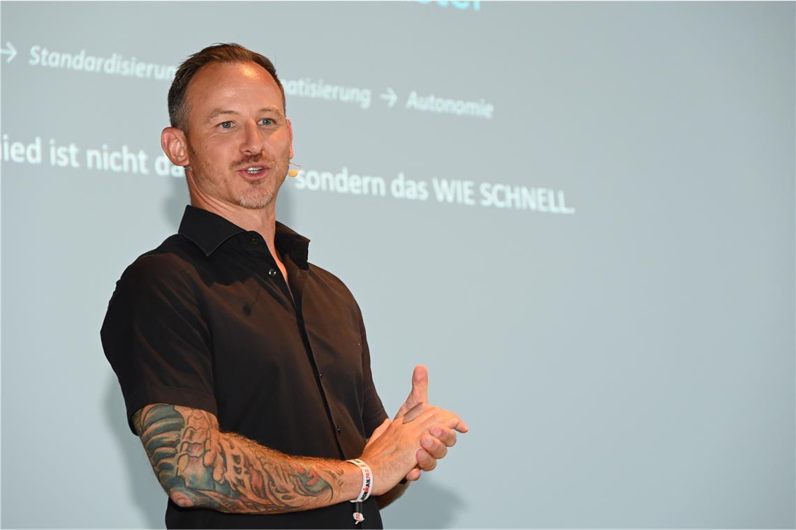 Pascal Löchner, Geschäftsführer von L-mobile solutions, spricht bei seinem Vortrag über den Einsatz von KI in Unternehmen. Fotos: Elisabeth Klaper