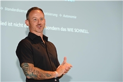 Pascal Löchner, Geschäftsführer von L-mobile solutions, spricht bei seinem Vortrag über den Einsatz von KI in Unternehmen. Fotos: Elisabeth Klaper
