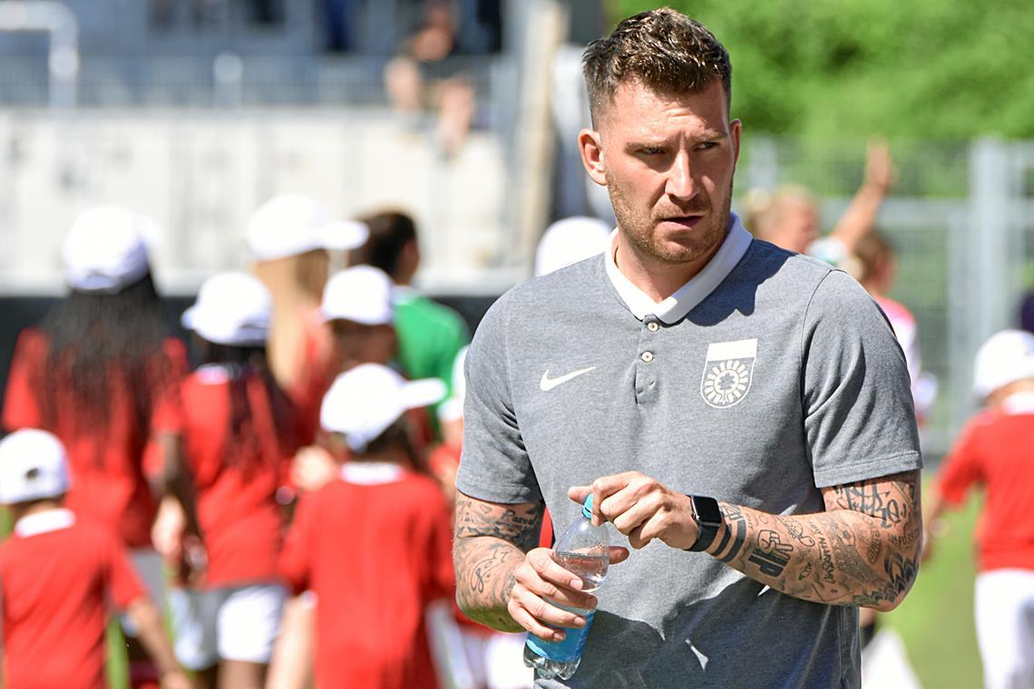 SG Sonnenhof Großaspach: Das finale Duell bei den alten Freunden Pascal Reinhardt blickt motiviert, aber nicht gerade erfreut aufs morgige Spiel. Ausgerechnet die Begegnung in Holzhausen wird für die SG und ihren Trainer wie für dessen Ex-Klub und die dortigen Freunde wohl zum Endspiel im Auf- und Abstiegskampf. Foto: Tobias Sellmaier