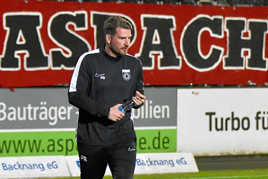 Pascal Reinhardt: „Allen Topteams fehlt noch die Konstanz“ Pascal Reinhardt trainiert Aspach seit Anfang Juli und musste mit seinem Team nach einem makellosen Saisonstart zuletzt den einen oder anderen Rückschlag verdauen. Foto: Tobias Sellmaier