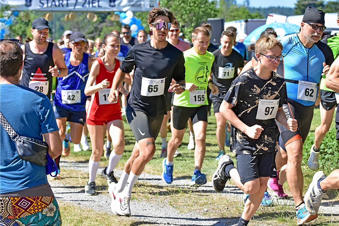 Bursztyn und Barg gewinnen Hitzeschlacht Pasi Bursztyn (Nummer 65) war nur kurz nach dem Start nicht an der Spitze. Am Ende ließ der Vorjahressieger das gesamte Feld hinter sich.