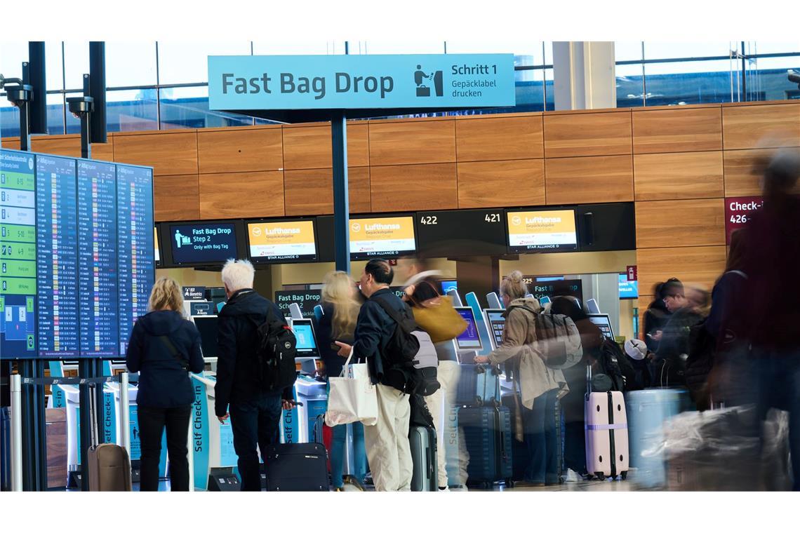 Fluggäste brauchen Geduld: IT-System am BER noch nicht heil Passagiere am Flughafen BER müssen weiter mit Verzögerungen rechnen.