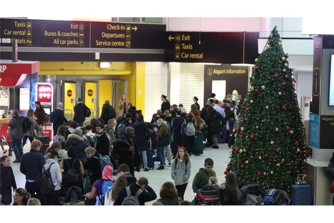Londoner Flughafen Gatwick teilweise gesperrt Passagiere am Londoner Flughafen Gatwick. (Archivbild)