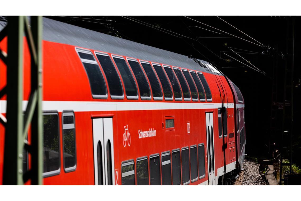 Busse ersetzen Schwarzwaldbahn nach Gebäudebrand Passagiere der Schwarzwaldbahn müssen bis auf weiteres auf Busse umsteigen. (Symbolbild)