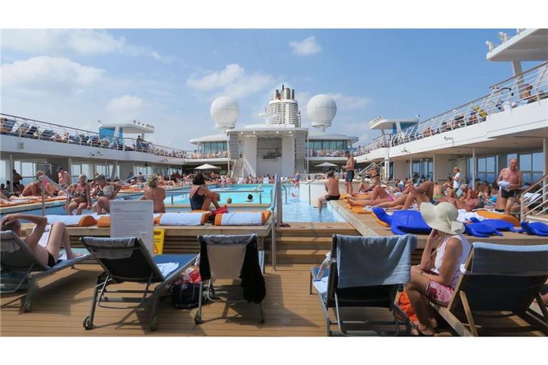Passagiere eines Kreuzfahrtschiffs am Pool: Forscher wollten Licht ins Dunkel bringen beim Thema Straftaten&nbsp; an Bord und stießen auf wenig Auskunftsbereitschaft (Symbolbild).