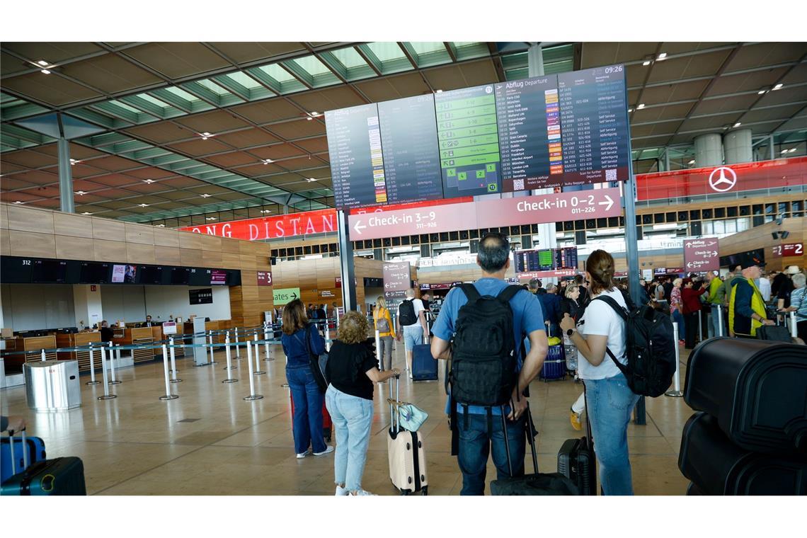 Weiter Flugausfälle nach Cyberangriff - Ursache unklar Passagiere müssen am Flughafen BER Geduld mitbringen.