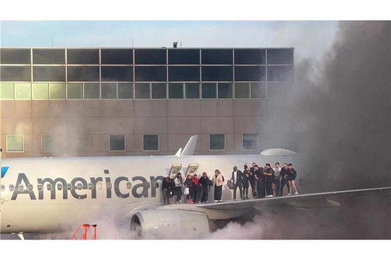 Passagiere werden am Flughafen in Denver aus der Maschine gebracht.