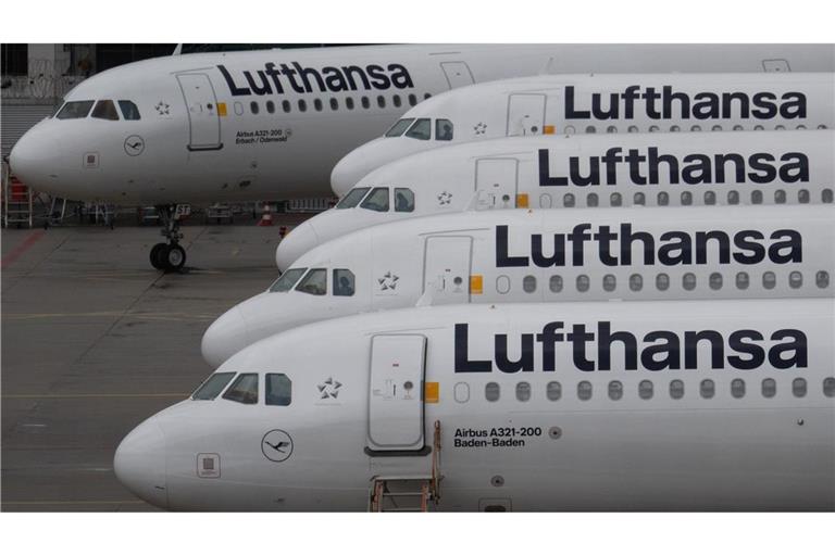 Passagiermaschinen der Lufthansa stehen auf dem Flughafen in Frankfurt.