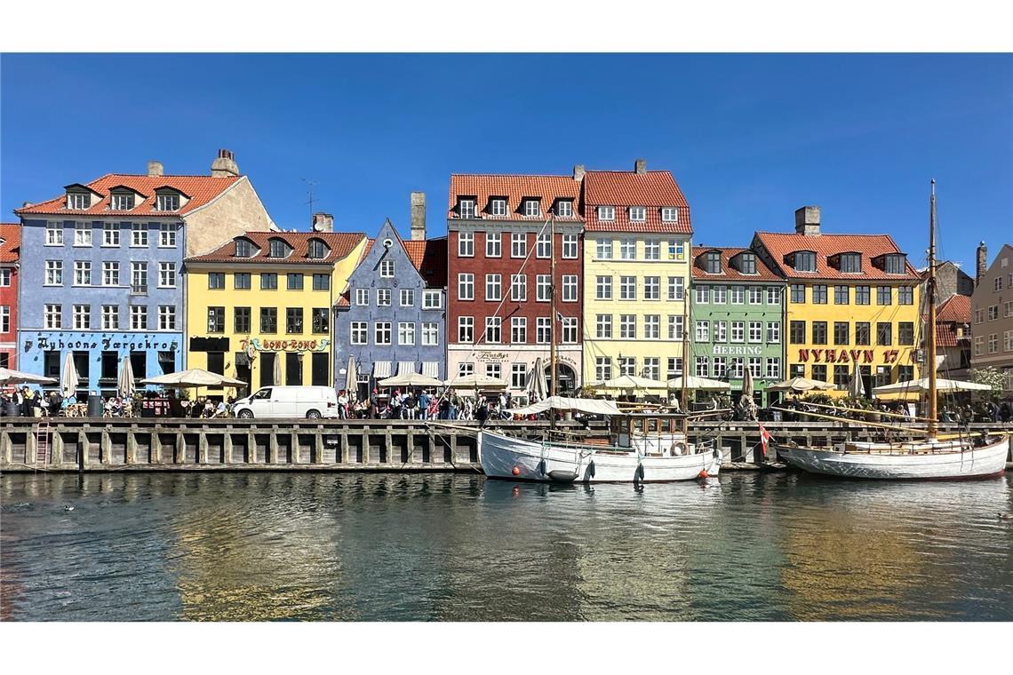 "Economist"-Ranking: Wien nicht mehr lebenswerteste Stadt Passanten am Nyhavn in Kopenhagen. (Archivbild)