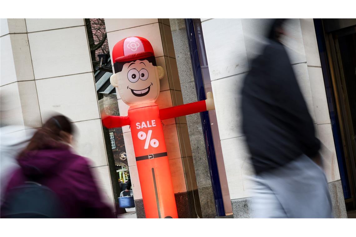 Passanten sind mit ihren Weihnachtseinkäufen auf der Mönckebergstraße in der Innenstadt unterwegs.