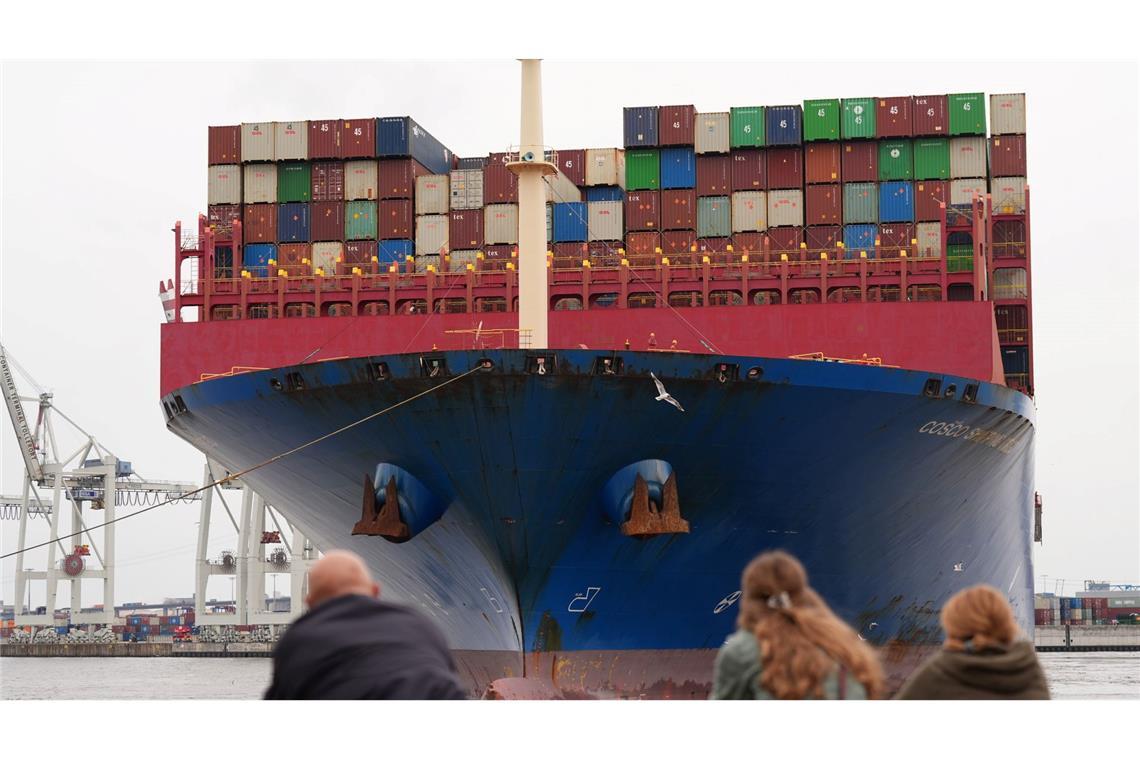 Passanten verfolgen das Anlegemanöver des riesigen Containerschiffs „Cosco Shipping Virgo“ der Reederei Cosco Shipping im Hamburger Container-Terminal Tollerort.