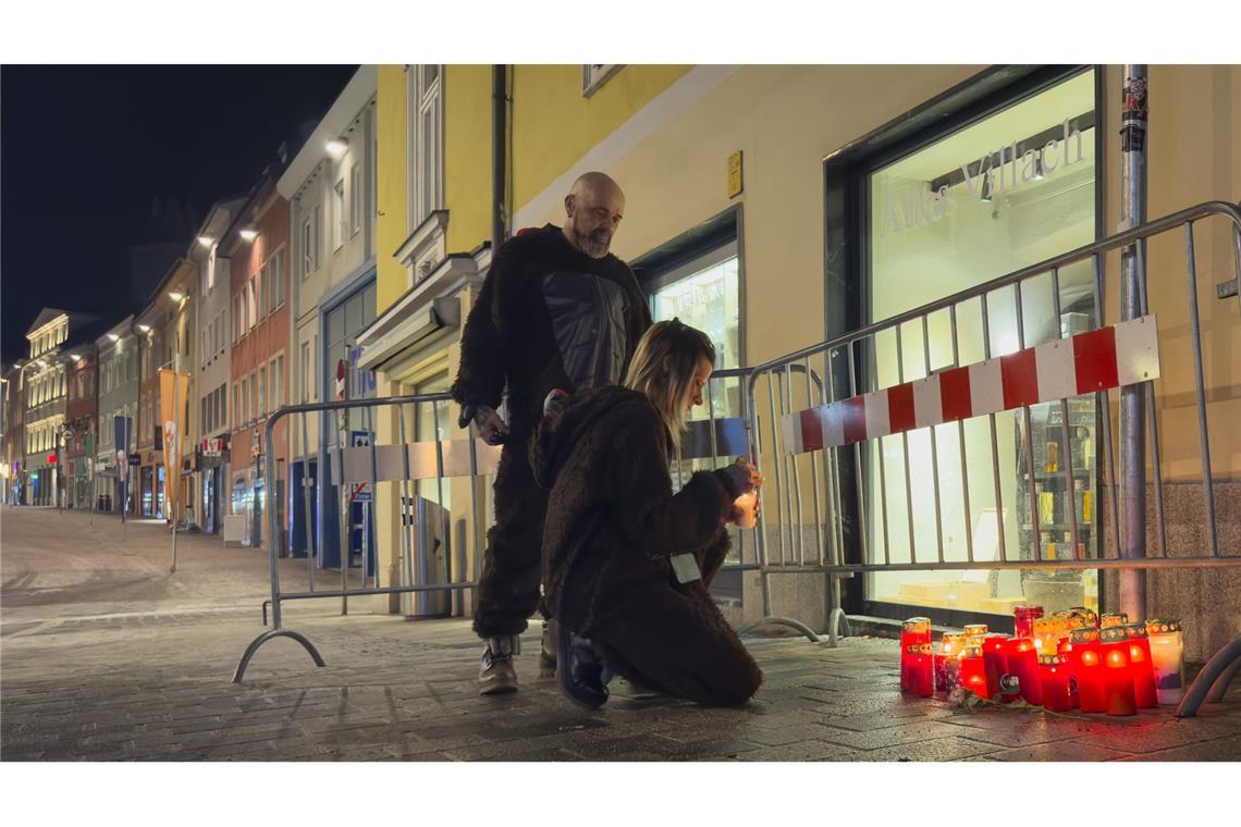Ermittler: Angreifer von Villach auf Tiktok radikalisiert Passanten zünden Kerzen am Ort des Messerangriffs in Villach an.