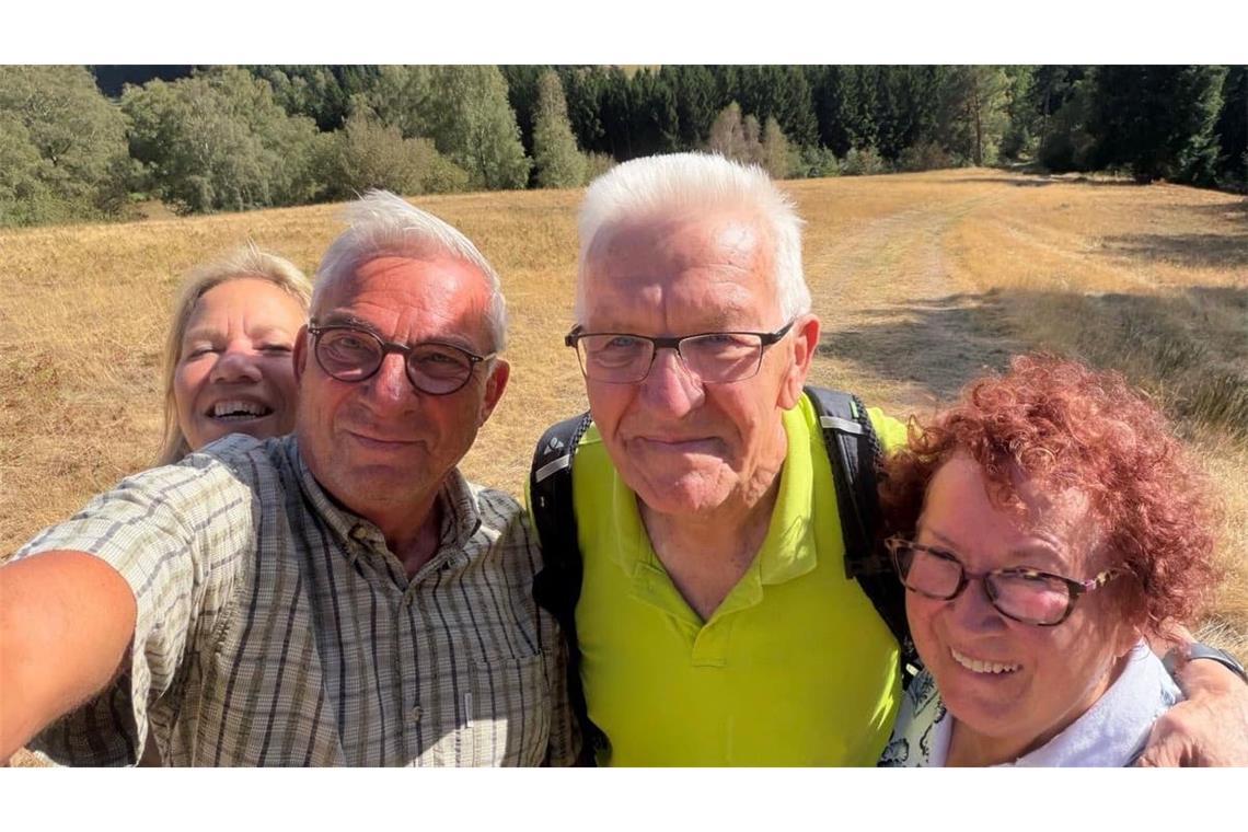 Passen alle aufs Selfie? Thomas Strobl und Winfried Kretschmann waren gemeinsam mit ihren Frauen wandern.