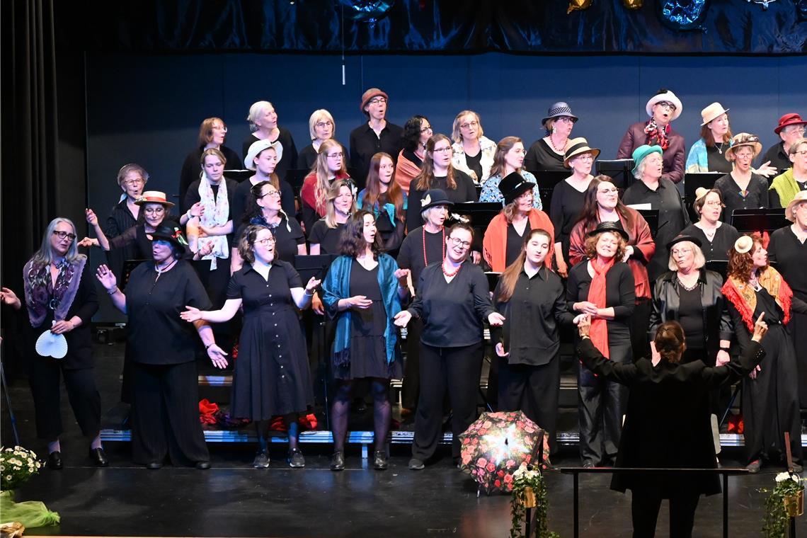 Passend zu den jeweiligen Musicals ziehen die Sängerinnen und Sänger beim Konzert „Best of Musicals“ immer wieder neue Kostüme an. Foto: Elisabeth Klaper