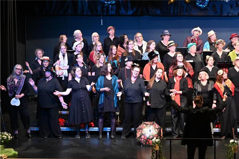 Passend zu den jeweiligen Musicals ziehen die Sängerinnen und Sänger beim Konzert „Best of Musicals“ immer wieder neue Kostüme an. Foto: Elisabeth Klaper