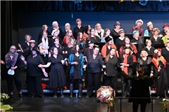 Passend zu den jeweiligen Musicals ziehen die Sängerinnen und Sänger beim Konzert „Best of Musicals“ immer wieder neue Kostüme an. Foto: Elisabeth Klaper