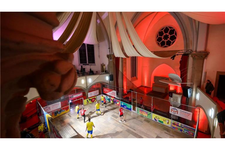 Pastoren-Derby: Pastoren und Mitarbeiter der Diakonie aus Hannover und Braunschweig spielen in der Lutherkirche gegeneinander Fußball.