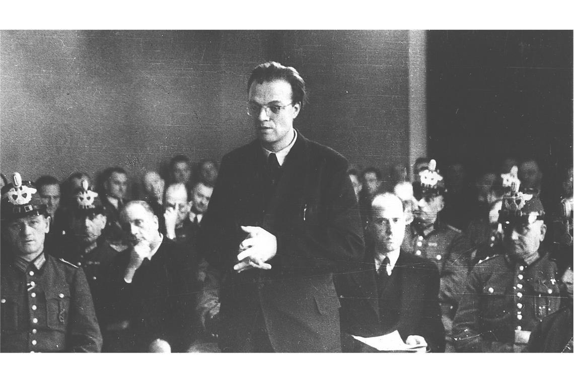 Der Jesuit Alfred Delp wird in Plötzensee von den Nazis ermordet