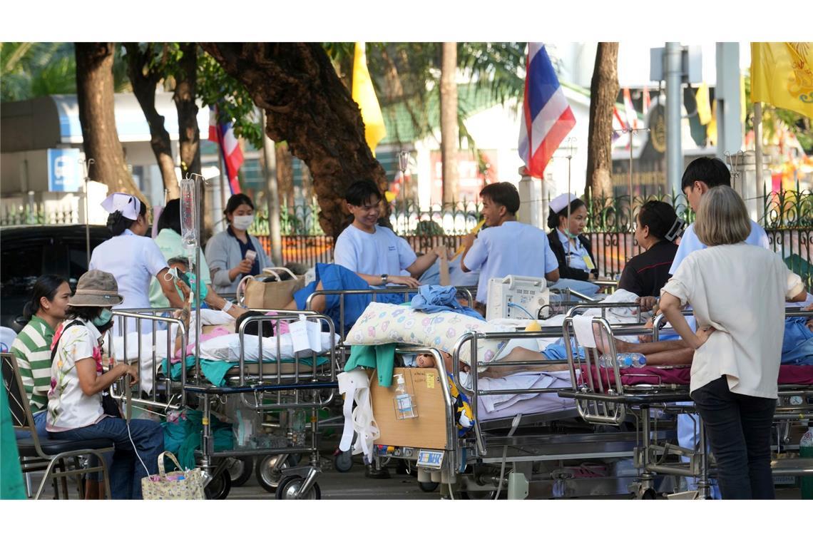 Zwischen Panik und Sirenen: Bangkok erlebt seltenes Erdbeben Patienten aus vielen Krankenhäusern wurden in Bangkok schnell ins Freie transportiert.
