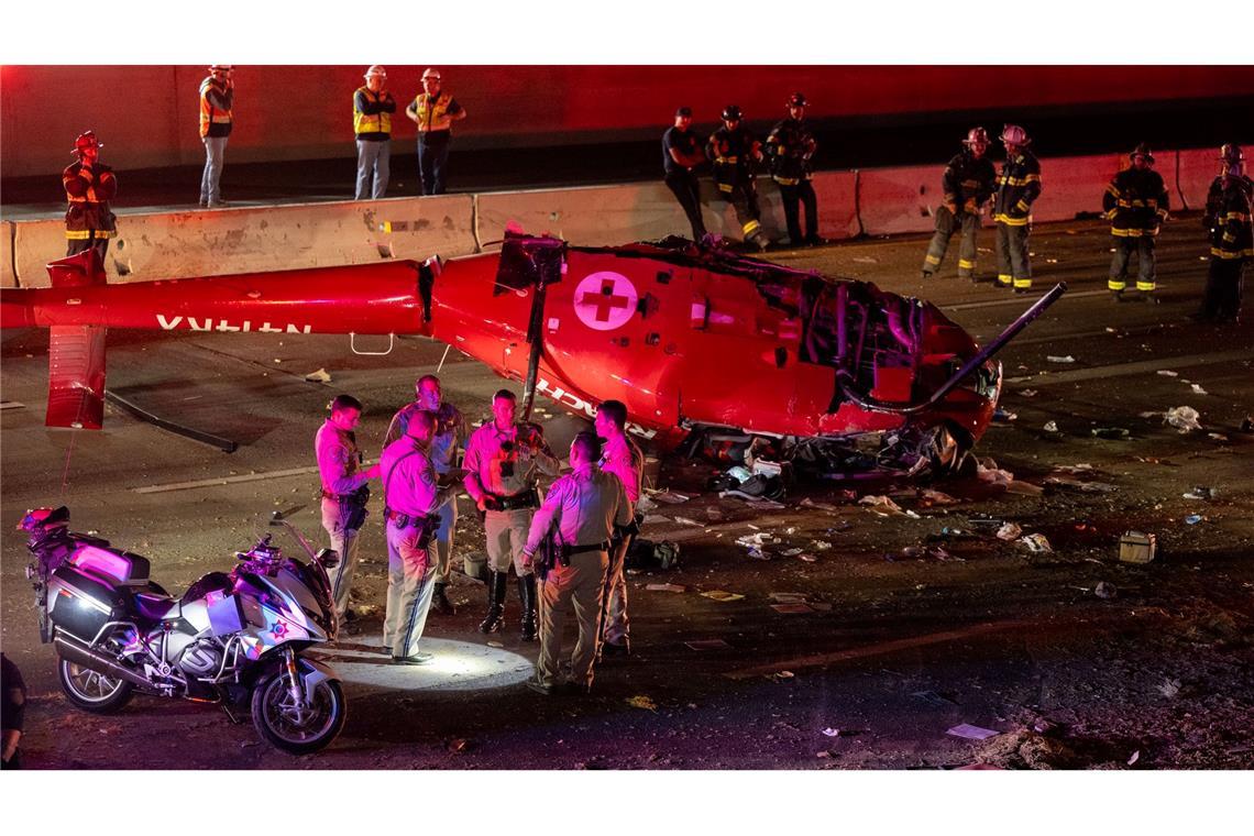 Rettungshubschrauber stürzt auf Autobahn in Kalifornien Patienten waren nicht an Bord.