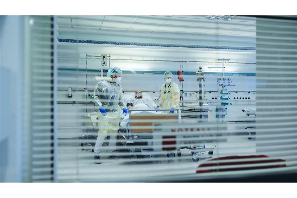 Patienten zu beatmen, bringt in Deutschland Geld in die Kliniken. Deswegen könnten auch ökonomische Gründe durchaus eine Rolle spielen, sagen Medizinexperten.