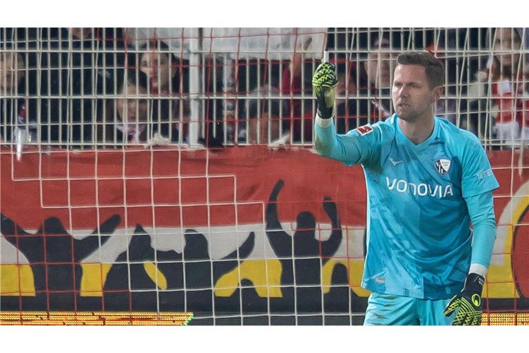 Patrick Drewes zeigt es an: Der VfL-Keeper wurde im Dezember von einem Feuerzeug getroffen.