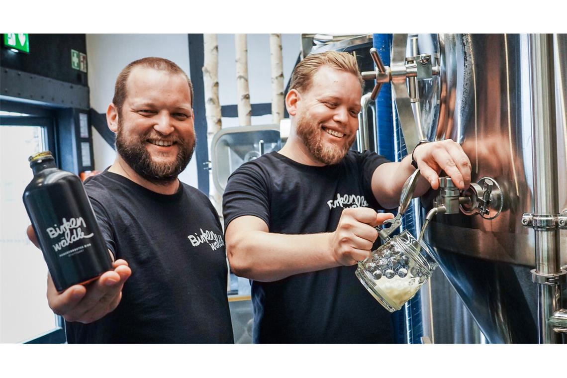 Patrick (links) und Pierre Schanzenbach an ihrer Brauanlage.