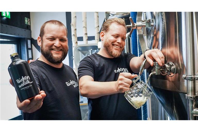 Patrick (links) und Pierre Schanzenbach an ihrer Brauanlage.