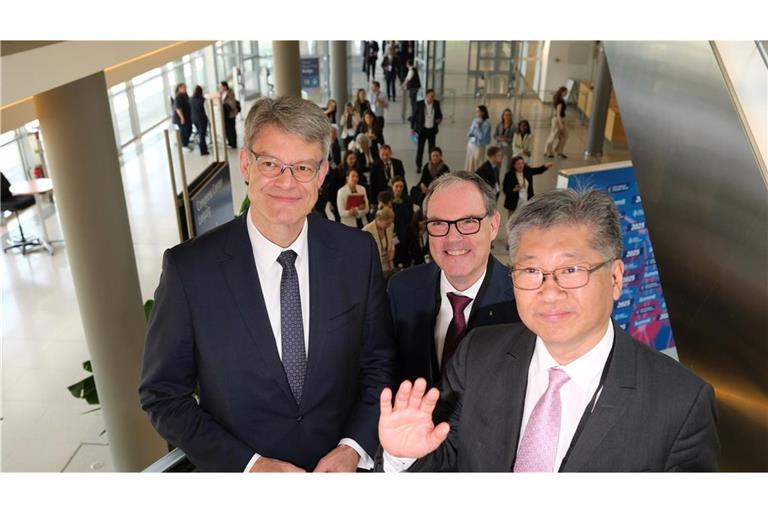 Patrick Schnieder (links) auf dem Weltgipfel der Verkehrsminister in Leipzig. Neben ihm Messechef Leipzig Martin Buhl-Wagner, und Young Tae Kim, Präsident des Weltverkehrsforums.
