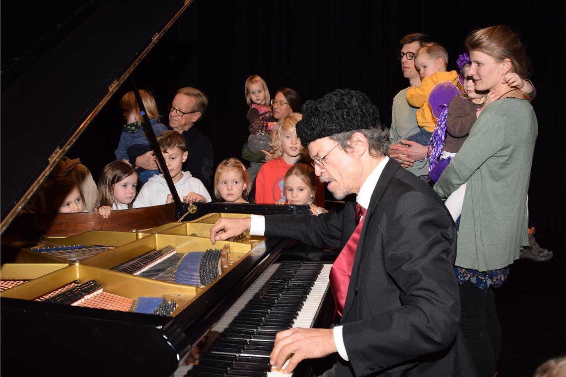 Mitreißende Melodien vor kleinen Gästen in Murrhardt Patrick Siben (vorne) unterhält die kleinen und großen Gäste nicht nur mit Musik, sondern vermittelt auch viel Wissen, etwa über das Innenlebens eines Flügels. Foto: Elisabeth Klaper