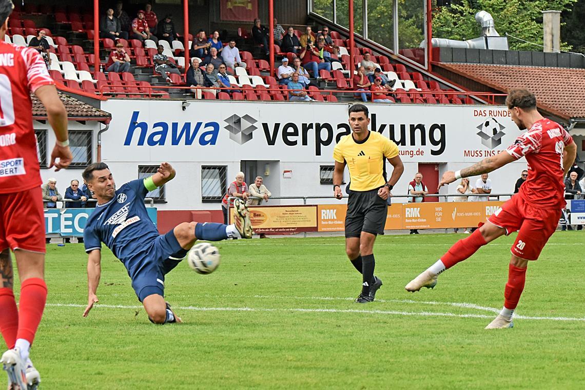 Die TSG Backnang beweist offensiv große Effektivität Patrick Tichy nimmt Maß, trifft und stellt mit seinem 1:0 die Zeichen für die TSG Backnang auf Sieg. Foto: Tobias Sellmaier