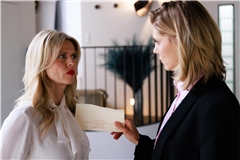 Patrizia (Miriam Lahnstein, l.) und Stella (Bettine Langehein) sind sich uneinig, wer hinter Joris Entführung stecken könnte.