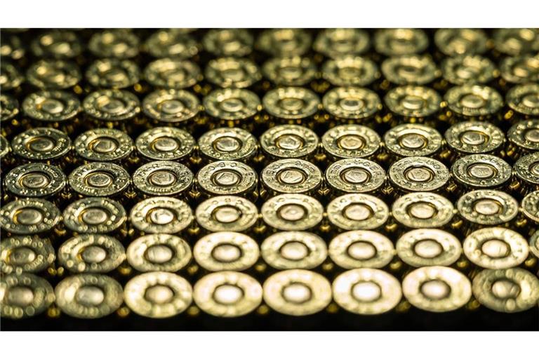 Patronen im Kaliber 9mm Luger liegen in einem Waffenschrank eines Sportschützen. Die Bundeswehr wird zwei Munitionsdepots im Südwesten ausbauen. (Symbolbild)