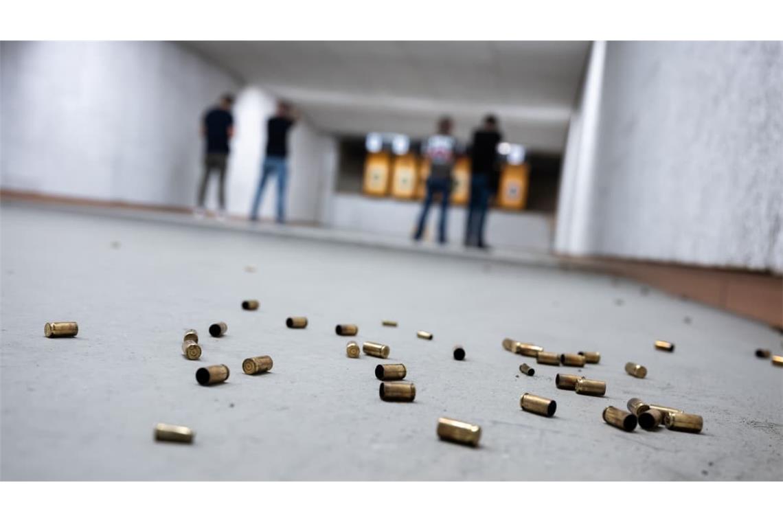 Patronenhülsen im Kaliber 9 mm Luger liegen im Schießstand während des Trainings auf dem Boden.