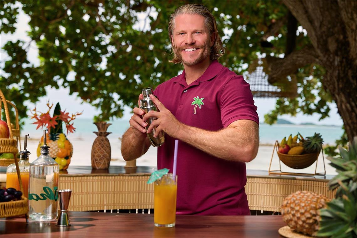 Paul Janke mixt nicht nur die Cocktails, er steht den Kandidaten mit Rat zur Seite.