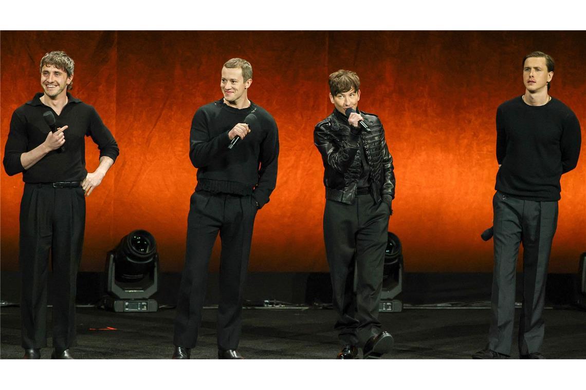 „Ist das ein Aprilscherz?“ Reaktionen auf Cast für Beatles-Filme Paul Mescal, Joseph Quinn, Barry Keoghan und Harris Dickinson - das ist die Besetzung der kultigen Pilzköpfe im Filmprojekt von Sam Mendes (v.l.n.r.). Bei der Bekanntgabe der Besetzung in Las Vegas sollen die vier Schauspieler eine Hommage an die weltberühmte Band abgegeben haben: Laut der BBC hätten sie sich mit einem Zitat aus dem Beatles-Song „Sgt Peppers Lonely Hearts Club Band“ beim Publikum bedankt – und danach, ganz in Beatles-Manier, eine synchrone Verbeugung abgegeben.