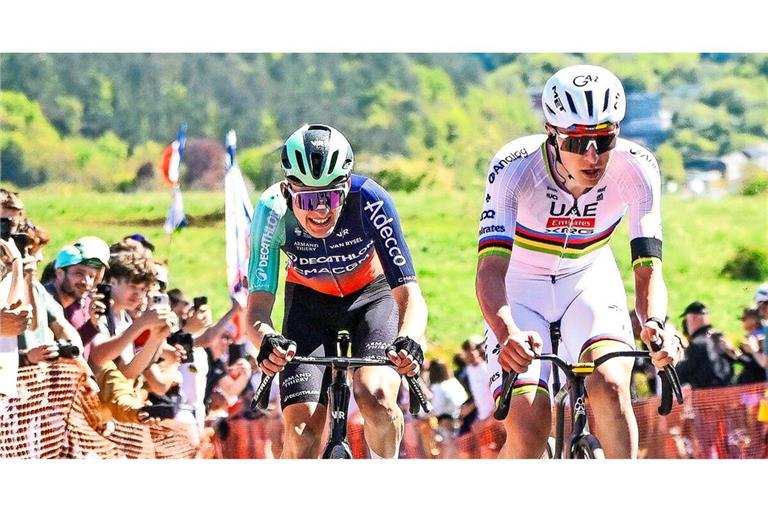 Paul Seixas (li.) fährt bei Lüttich-Bastogne-Lüttich dem Radsport-Superstar Tadej Pogacar noch hinterher