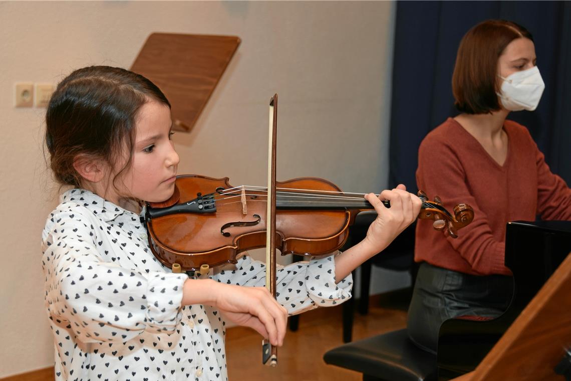 Paula Gunther beim Vorspiel mit Lehrerin Julia Chekulaeva, die auf dem Klavier begleitet. Die Musikschule hat vor dem Wettbewerb für die Kinder und Jugendlichen Konzertauftritte zur Vorbereitung und Einstimmung organisiert. Fotos: E. Klaper