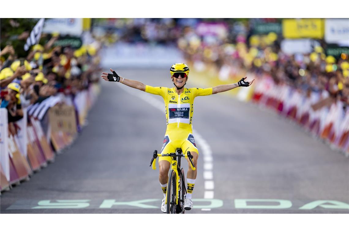 Bilder des Tages Pauline Ferrand-Prevot aus Frankreich vom Team Visma - Lease a Bike jubelt im Gelben Trikot der Gesamtführenden über den Etappen- und Gesamtsieg bei der Tour de France der Frauen.