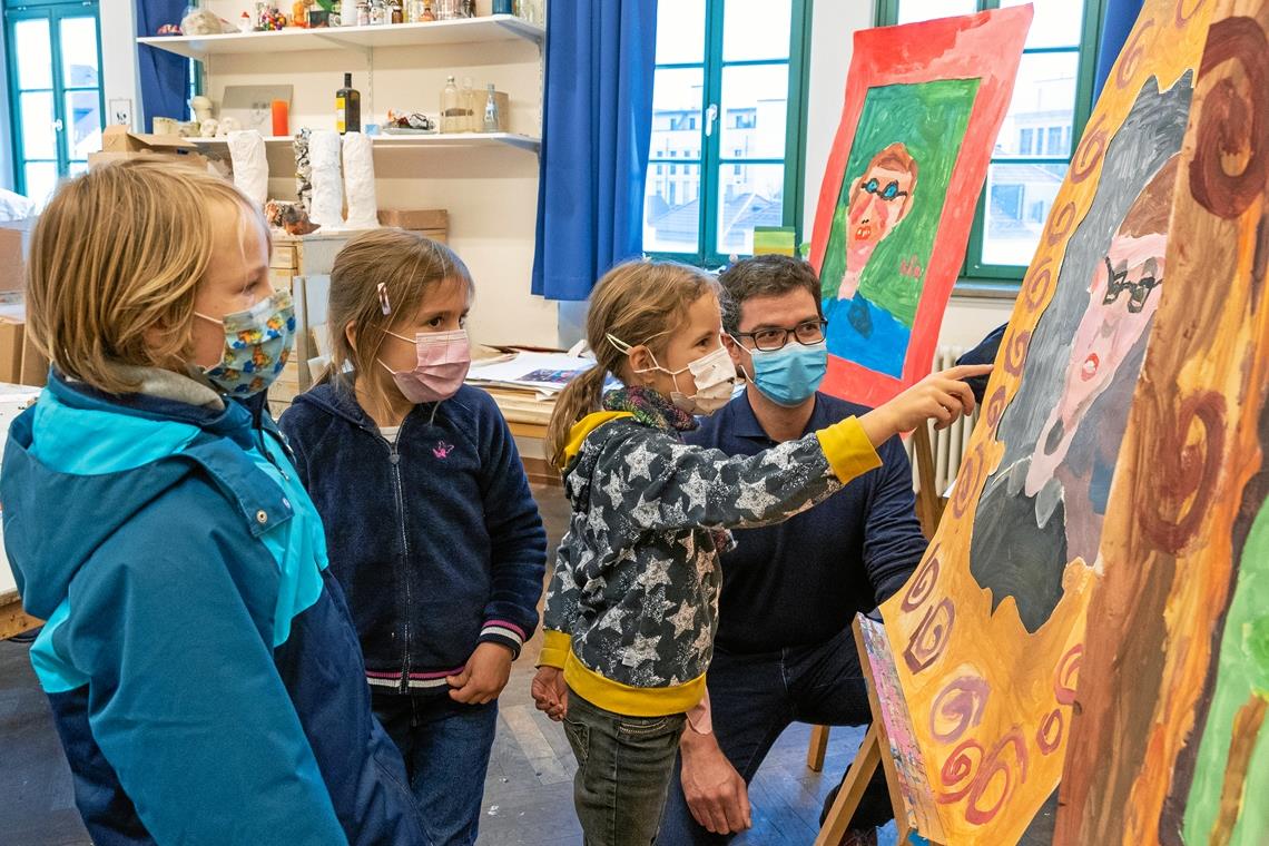 Kinder porträtieren Landtagsabgeordnete Pauline Rommel (Dritte von links) zeigt Ralf Nentwich stolz ihr Werk, ein Porträt des Abgeordneten, das schon im Landtag hing. Foto: A. Becher