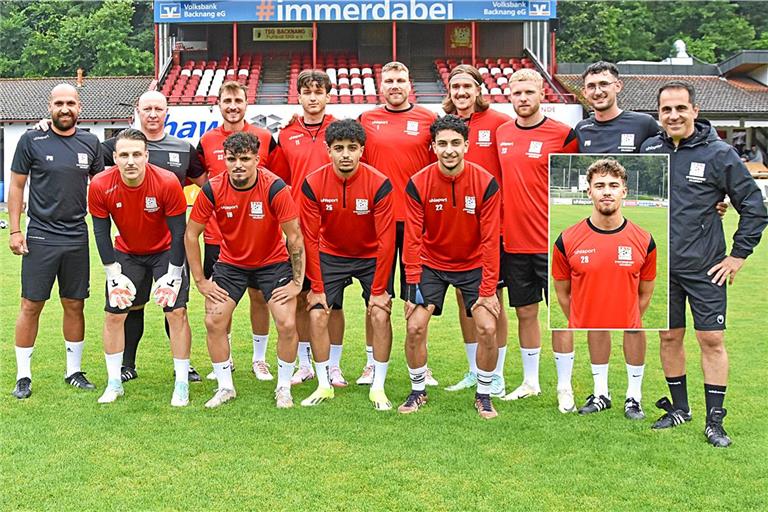 Pavlos Osipidis (links) und sein Assistent Isaak Avramidis (rechts) begrüßten viele neue Gesichter: Torwarttrainer Manuel di Giandomenico, Mika Müller, Shaban Veselaj, Marcel Schleicher, Antonio Babic, Sebastian Gleißner und Co-Trainer Luis Sadler (hinten von links) sowie Stylianos Tentonis, Luis Ribeiro, Yasin Raouafi und Arda Gürsel (vorne). Jan Sonntag (eingeblocktes Foto) kam zu spät zum Termin. Foto: Tobias Sellmaier