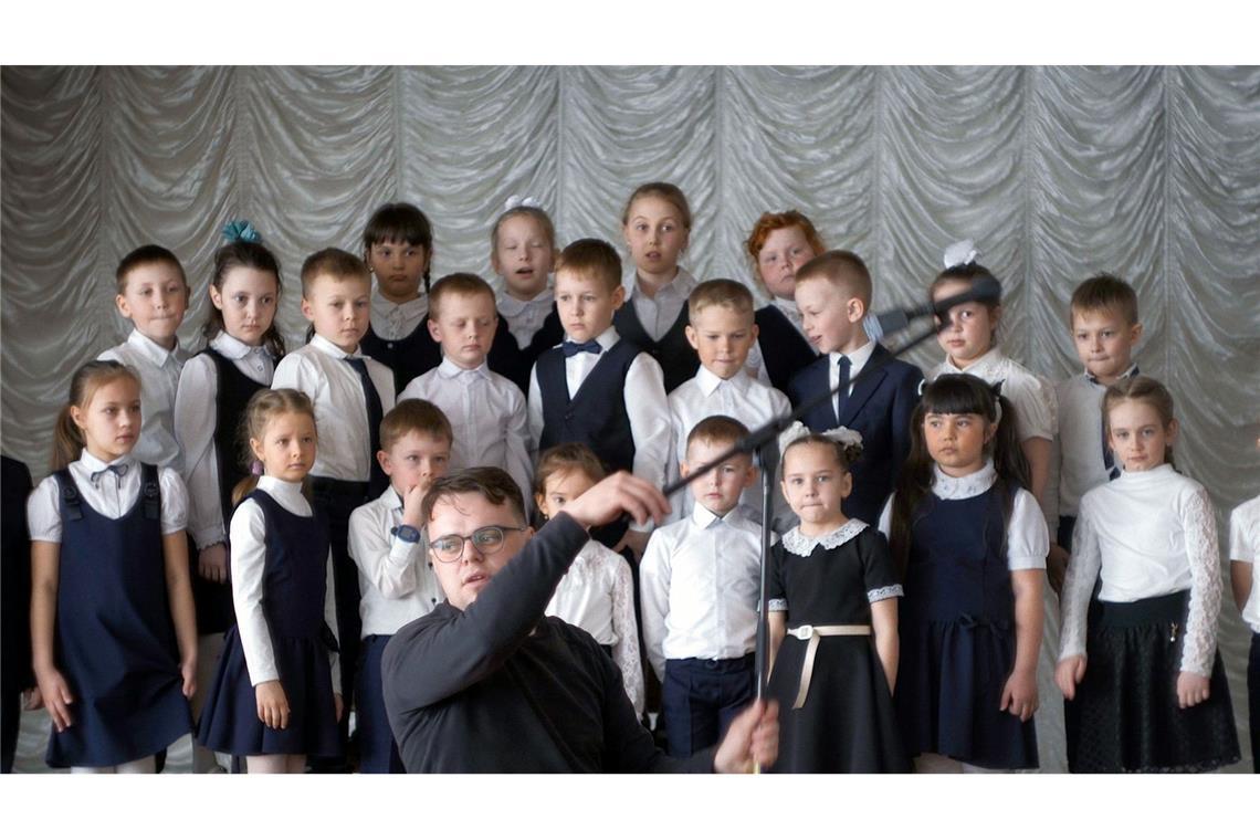 Pawel, genannt Pascha, dokumentiert patriotische Schulveranstaltungen für das Bildungsministerium - Szene mit Pawel Talankin und Schulkindern aus der Doku und dem Oscar-Gewinnerfilm "Ein Nobody gegen Putin".