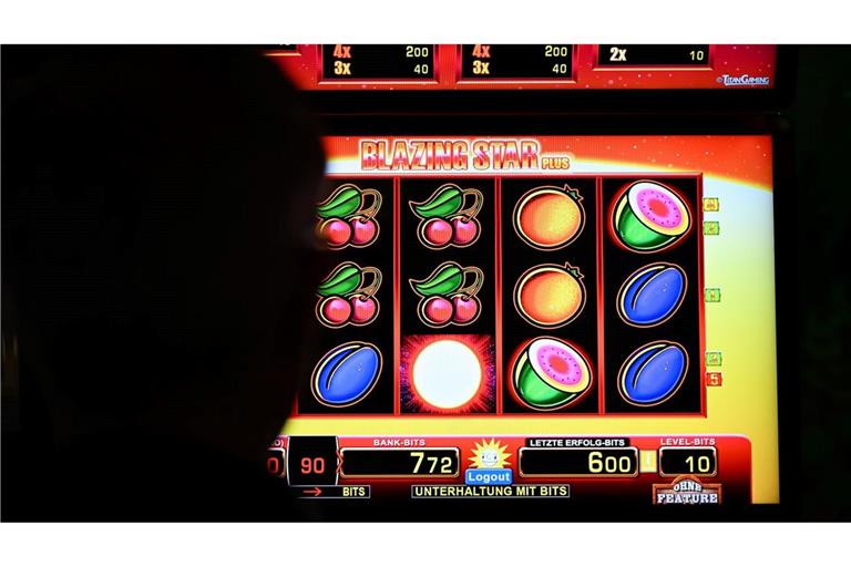 Pech gehabt: Es sind nur zwei Kirschen in einer Reihe, das reicht nicht für einen Gewinn. Szene aus einer Spielothek in Deutschland.