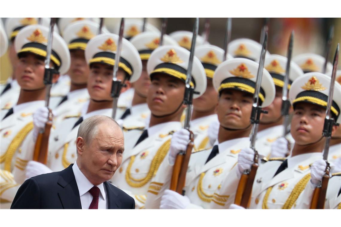 Peking (China): Große Bühne, strenge Formation: Putin inspiziert die Ehrengarde bei der Begrüßungszeremonie