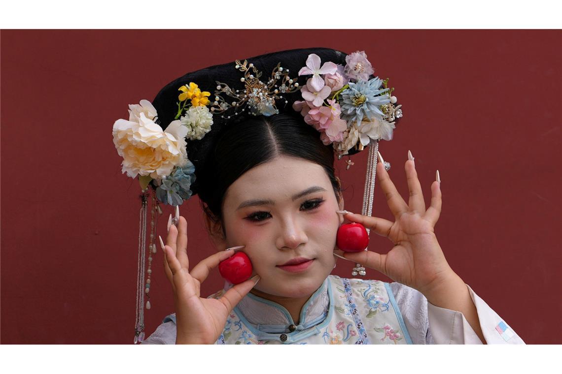 Bilder des Tages Peking: Frau in traditioneller Tracht feiert Nationalfeiertag vor der Verbotenen Stadt