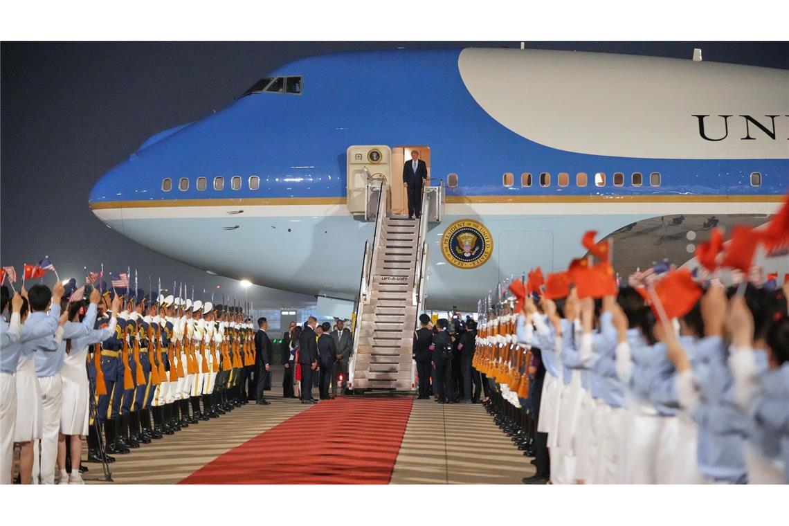 Peking: Große Bühne am Airport – Trump landet in China mit der Air Force One